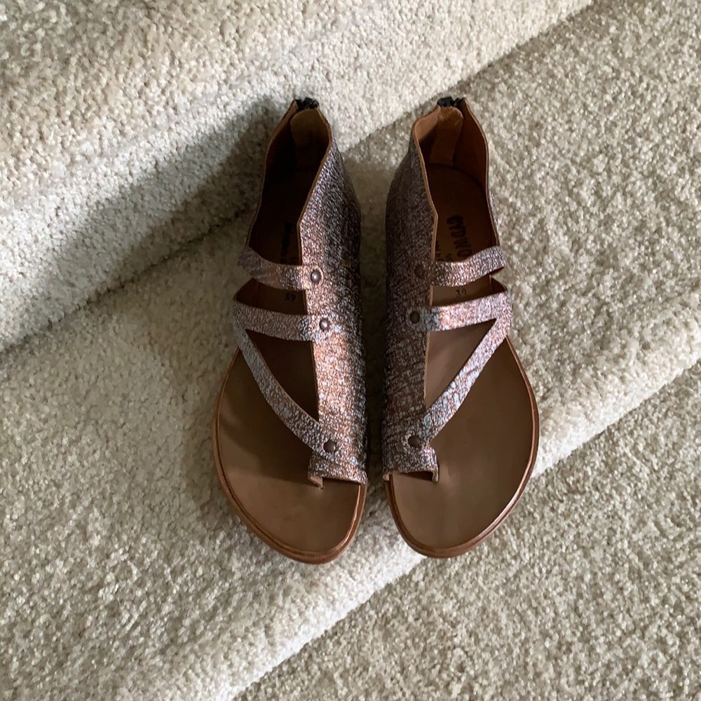 CYDWOQ sandals